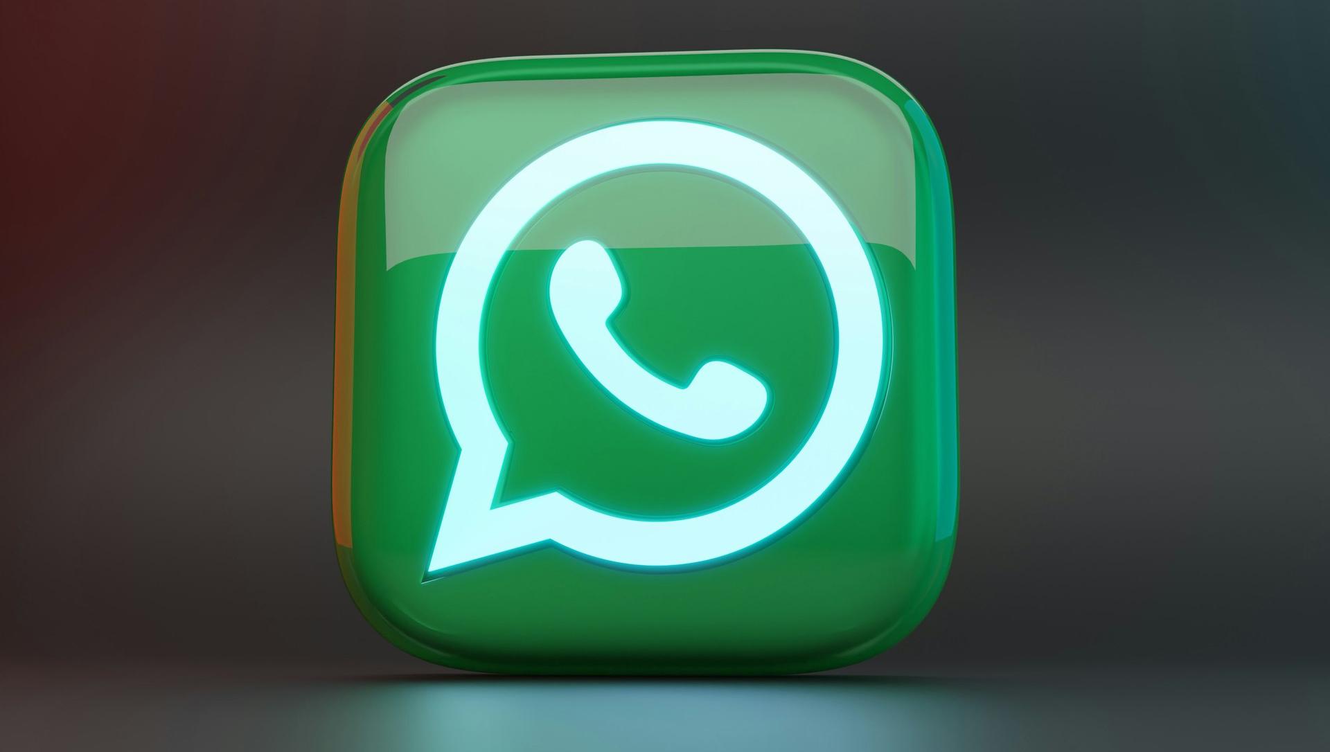 a green square button with a phone on it